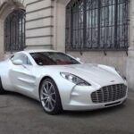 El One-77 fue la demostración de fuerza técnica de la marca. Con solo 77 unidades, chasis monocasco de carbono y un V12 atmosférico de más de 700 caballos, se posicionó como un hypercar de élite. Su diseño musculoso y su exclusividad lo convierten en una de las creaciones más deseadas de la historia reciente.