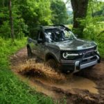 El Ford Bronco Sport ocupa el puesto #6 de 16 subcompactos. Derivado del Escape, monta en la mayoría de versiones un motor turbo tricilíndrico de 180 CV que ofrece buena respuesta, aunque con vibraciones a muy bajas revoluciones. Logró 25 mpg combinados en pruebas, con una conducción firme pero ágil. Los controles son intuitivos y su enfoque aventurero añade versatilidad para quienes buscan algo más que ciudad.