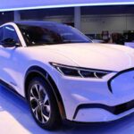 Disponible desde USD 39.990, ofrece entre 250 y 320 millas según versión. No lidera en carga rápida, pero su diseño, opciones de rendimiento y carácter deportivo lo mantienen como uno de los EV más atractivos.