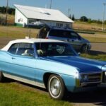 Grande, cómodo y con mucha presencia, el Bonneville es sinónimo de viajes largos y conducción relajada. Su interior amplio, el uso generoso de cromo y la suavidad de marcha lo convierten en un verdadero clásico de época. Todavía se consiguen a valores razonables considerando lo que ofrecen.