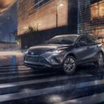 El Lexus RX continúa siendo uno de los SUV de lujo más fiables en 2026. Con actualizaciones incrementales y una ingeniería probada, sigue siendo una apuesta segura en el mundo de los SUV de lujo. Los propietarios siguen regresando al RX porque simplemente funciona. Con un precio entre $48,975 y $71,260, el RX ha mantenido su popularidad gracias a su fiabilidad y a sus características de seguridad. Con una calificación de 7.8/10 en Edmunds, el RX es el SUV que te brindará paz mental a largo plazo.