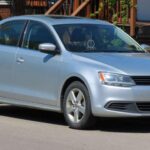 El Volkswagen Jetta TDI es conocido por su durabilidad y fiabilidad. Un Jetta TDI ha alcanzado más de 562,000 millas, demostrando la longevidad de su ingeniería diésel. El motor de 2.0 litros turboalimentado ofrece 236 lb-ft de torque, alcanzando una eficiencia de combustible de entre 40 y 50 mpg. Esta combinación de longevidad, potencia y eficiencia sigue haciendo del Jetta TDI una opción atractiva para los conductores que buscan un sedán económico y duradero.