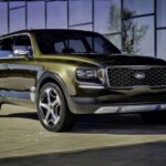 El Kia Telluride sigue ganando premios como el Mejor SUV de 3 Filas por el Dinero y Mejor SUV Familiar. Su interior espacioso y materiales de alta gama crean una atmósfera premium, mientras que el maletero más grande que la mayoría de sus competidores y la capacidad de remolque de hasta 5,000 libras hacen que este SUV sea perfecto para las familias que necesitan mucho espacio. Su tercera fila es más espaciosa que la de muchos competidores, lo que lo convierte en una opción ideal para familias numerosas.