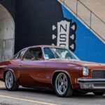 El Oldsmobile Cutlass Supreme tuvo múltiples generaciones y estilos, desde líneas clásicas hasta versiones más modernas y excéntricas. Esa diversidad permite encontrar unidades accesibles y con personalidad propia, ideales para quienes buscan un clásico distinto que aún pueda usarse y disfrutarse.