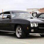 Lanzado en 1970, el 455 fue la versión agrandada del 400. No era el más refinado, pero ofrecía un torque brutal.

Con hasta 370 hp y 500 lb-ft de torque, llegó justo antes de que las regulaciones y la crisis del combustible apagaran la fiesta. Aun así, impulsó al GTO y al Firebird durante varios años clave.