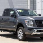 La Nissan Titan 2026 combina comodidad y un potente V8. Su motor de 5.6 litros genera 400 hp, ideal para remolque y carga pesada.

La cabina es amplia y tecnológica, compatible con Apple CarPlay y Android Auto. Su garantía robusta y suite de seguridad estándar dan tranquilidad a quienes buscan actualizar su camioneta.