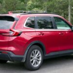 El CR-V es uno de esos vehículos que simplemente hacen su trabajo. Motores confiables, tracción integral sencilla y buena durabilidad interior lo convierten en una apuesta segura. Por eso abundan unidades viejas todavía en uso diario. Para una familia, significa menos interrupciones y más tranquilidad en viajes largos.