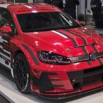 El Volkswagen Golf GTI creó el concepto de “hot hatch”. Mezcló practicidad diaria con espíritu deportivo y se convirtió en un modelo de culto para varias generaciones.