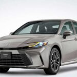 La Camry 2026 ahora es exclusivamente híbrida. Su motor de 2.5 litros combinado con eléctricos brinda un interior amplio y confiabilidad mundial, manteniendo los 51 mpg.