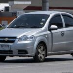 Barato, pero pequeño, incómodo y con historial de fallas. Motor básico y seguridad limitada lo hacen poco recomendable.