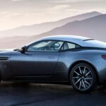 El DB11 marcó una transición generacional. Introdujo un nuevo lenguaje de diseño, mejoras aerodinámicas como el sistema Aeroblade y una tecnología interior mucho más moderna. Mantiene la esencia de gran turismo clásico, pero adaptado al siglo XXI.