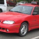 Pontiac buscó mezclar deportividad y confort bajo un mismo nombre. El Grand Am destacó por su diseño moderno y paragolpes integrados pensados para la seguridad. A pesar de sus interrupciones, siempre mantuvo una base fiel de seguidores.