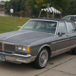 Basado en la plataforma B-body, el Parisienne apostó por la elegancia y el confort antes que la deportividad. Es un sedán grande, suave y fácil de mantener, ideal para quien busca un clásico distinto, cómodo y con estética más sobria. Un verdadero “land yacht” subestimado.