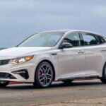 Antes de ser reemplazado por el K5, el Optima fue uno de los sedanes medianos más equilibrados de la marca. Buen andar, interior bien terminado y mecánicas durables lo convirtieron en un gran usado. iSeeCars le asigna 7,7/10 en confiabilidad.