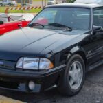 El Mustang GT no destacaba por la finura de su cambio, pero sí por su carácter. La caja T-5 era tosca y exigente, acompañada de un embrague duro y un V8 lleno de par. No era precisión europea, era músculo americano sin filtros.