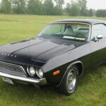 El Challenger de 1974 mantenía una estética musculosa, pero su oferta mecánica había perdido fuerza. El aumento de peso y los motores limitados por emisiones afectaron claramente a sus prestaciones.

Su diseño seguía prometiendo velocidad, lo que hacía aún más evidente la falta de rendimiento.