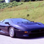 El malentendido más rápido del mundo.

Pasó de V12 y tracción total a V6 biturbo y tracción trasera, generando juicios y polémica. Aun así, con más de 540 CV y 217 mph, fue el auto de producción más rápido de su tiempo. Con los años, su calidad dinámica terminó imponiéndose sobre la controversia.