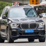 El BMW X5 sigue siendo uno de los SUV de lujo mejor valorados por su equilibrio entre prestaciones, calidad interior y tecnología. Su versión híbrida enchufable añade autonomía eléctrica suficiente para el uso diario sin renunciar a potencia.