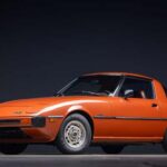 El Mazda RX-7 original es famoso por su motor rotativo Wankel y su equilibrio perfecto. Ligero, divertido y con diseño atemporal, es un auto que siempre genera interés entre aficionados técnicos. Todavía se pueden conseguir unidades relativamente económicas si se está dispuesto a mantenerlas bien.