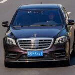 El S-Class de Mercedes‑Benz ofrece lujo y tecnología, pero también mantenimiento elevado. Suspensiones neumáticas, electrónica compleja y repuestos costosos hacen que, incluso comprado usado, mantenerlo sea caro.