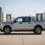 La Ford Maverick es una pickup compacta que se destaca por su practicidad y opción híbrida. Ideal para cargas ligeras, pero limitada para trabajos más pesados. Su tamaño versátil la hace útil en la ciudad y para actividades recreativas, aunque con algunas restricciones para quienes requieren mayor capacidad de carga.