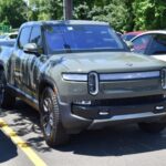 La Rivian R1T es una incorporación innovadora al segmento. Con más de 300 millas de autonomía y detalles como el Gear Tunnel para almacenamiento extra, es ideal para aventuras al aire libre.

Su enfoque en sostenibilidad no sacrifica capacidad, con tracción total quad-motor y excelente desempeño off-road. Su diseño moderno y cabina tecnológica consolidan su atractivo para quienes buscan la camioneta del futuro.