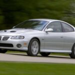 El GTO moderno escondía mecánica Corvette y gran capacidad de preparación. Poco llamativo visualmente, pero muy serio en el cuarto de milla.