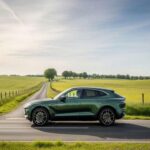 El DBX potenciado de Aston Martin combina lujo con prestaciones salvajes. Su V8 biturbo lo convierte en uno de los SUV a combustión más rápidos del mundo. Puede no ser el más radical en pista, pero en recta es extremadamente veloz.