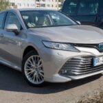 El Camry cierra la lista con su fórmula clásica: ingeniería conservadora, repuestos fáciles de conseguir y costos previsibles. No busca ser el más llamativo, sino el más durable. Y eso es justamente lo que lo mantiene lejos del elevador del taller durante años.