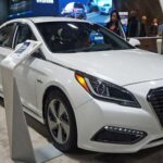 Modelos como el Toyota Prius Prime o el Hyundai Sonata Plug‑in Hybrid permiten circular en modo eléctrico en trayectos cortos y usar gasolina en viajes largos, reduciendo consumo sin ansiedad por autonomía.