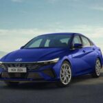 No siempre hace falta batería para lograr buenos números. La versión a gasolina del Elantra alcanza 36 mpg, con líneas exteriores que ayudan a cortar el aire y maximizar cada gota de combustible.