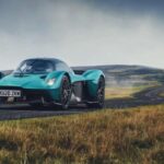 El Valkyrie es prácticamente un Fórmula 1 homologado para la calle. Desarrollado junto a Red Bull Racing, combina un V12 atmosférico con sistema híbrido para superar los 1.100 caballos. Cada curva del auto existe por razones aerodinámicas. Es la expresión más extrema de lo que Aston Martin puede construir.