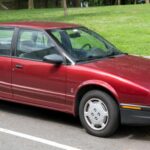 La gama S marcó el debut de Saturn con una propuesta distinta: paneles plásticos resistentes a golpes, precios claros y una experiencia de compra diferente. Fabricado en Tennessee, simbolizó una nueva visión del auto accesible estadounidense.