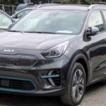 Desde USD 41.045, el Niro EV ofrece 253 millas de autonomía y un interior amplio para su tamaño. No es el más sofisticado de Kia, pero cumple con creces como eléctrico práctico y funcional.