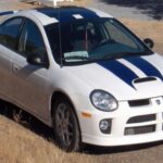 Acá hay trampa: era rápido de verdad. El problema es que su estética exagerada hacía que pareciera más rápido de lo que cualquiera podía tomar en serio. Ala gigante, interior pobre y torque steer violento.