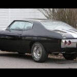 7- 1972 Chevrolet Chevelle SS 454
El Chevelle SS 454 imponía por nombre, pero en 1972 el big-block ya estaba muy suavizado. La bajada de compresión redujo notablemente sus cifras reales.

Visualmente cumplía con todo lo esperado de un SS, pero la diferencia entre fama y prestaciones era ya evidente.