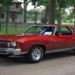 El Monte Carlo SS 454 de 1973 combinaba lujo y músculo como pocos. Su V8 de 454 pulgadas cúbicas entregaba 360 CV, cifras notables para un coupé de enfoque más refinado.

Confortable, elegante y rápido, demostró que el muscle car también podía ser sofisticado sin renunciar a la potencia.