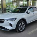 El Envision apuesta a una estética elegante y “premium”, pero el desempeño no acompaña. El motor turbo no logra moverlo con soltura y la transmisión responde de forma irregular. Es cómodo a la vista, pero poco inspirador al manejar.