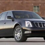 Capó largo, V8 suave y desinterés absoluto por el dinamismo o las ayudas modernas a la conducción.