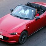 El Mazda MX-5 Miata demostró que un deportivo liviano y accesible podía enamorar al mundo. Su enfoque en la diversión al volante lo convirtió en uno de los roadsters más queridos de la historia.