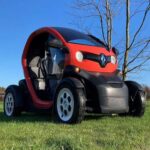 Renault logró llevar el Twizy a producción, a pesar de su diseño que parece salido de la Luna.

Tiene una batería de 6,2 kWh (ampliable a 13 kWh), una autonomía de 90 km y un motor de 18 hp que permite llegar a 80 km/h. Aunque dejó de producirse en muchos mercados, sigue siendo llamativo y actual.