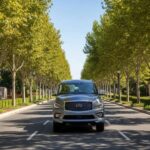 Lujoso y espacioso, con asientos masajes y tecnología de última generación, pero su motor grande y componentes sofisticados elevan gastos de operación. Ideal para confort, menos para economía.