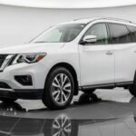 Espacioso y preparado para aventuras; desempeño offroad correcto, aunque la suavidad de transmisión varía según relatos.