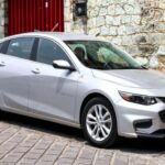 Precio promedio: USD 16.188
El Malibu fue una de las grandes sorpresas del ranking. Con el 1,5% de las ventas, saltó del puesto 29 al octavo lugar. El fuerte aumento se debe, en gran parte, a la liquidación de flotas de alquiler tras su discontinuación.