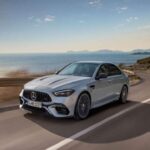 Sedán compacto con estética musculosa. Tomas de aire grandes, postura ancha y detalles AMG bien marcados. Deportivo sin caer en lo exagerado.