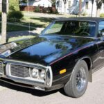 El Charger de 1974 cerró una etapa histórica. Aunque seguía siendo agresivo a la vista, su planteamiento era mucho más orientado al confort.

Este modelo resume la era Malaise: coches que seguían pareciendo rápidos, pero que habían dejado atrás el músculo que los hizo legendarios.