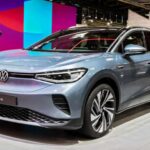 El Volkswagen ID.4 prometía como SUV eléctrico masivo, pero problemas como infotainment lento, manejo rígido y múltiples recalls lo obligaron a detener ventas temporalmente en EE. UU.