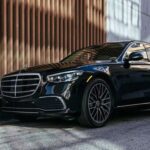 La referencia histórica del lujo. Líneas sobrias, proporciones impecables y una presencia que impone respeto sin esfuerzo. El Mercedes por excelencia.