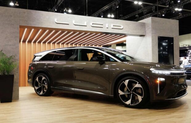 Lucid Motors despide a cientos de empleados mientras lucha por su rentabilidad en el mercado de vehículos eléctricos.