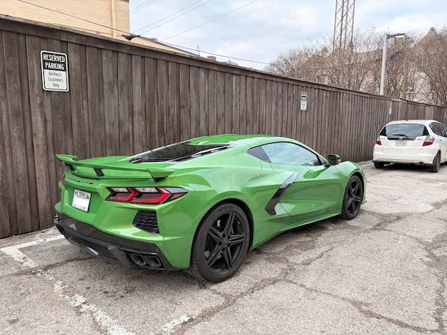 Trasera 3/4 de un Corvette Stingray 2026
